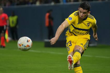 Lautaro Blanco, de Boca Juniors, envía un centro en un partido de la Copa Sudamericana ante Independiente del Valle, el miércoles 17 de julio de 2024, en Quito (AP Foto/Carlos Noriega)