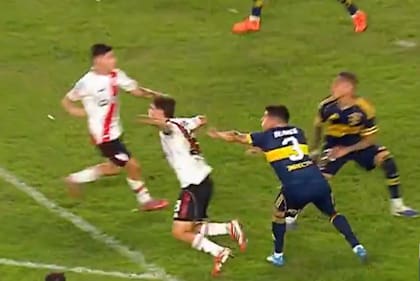 Lautaro Blanco empuja dentro del área a Martínez Quarta en el final del superclásico: pudo haber sido penal