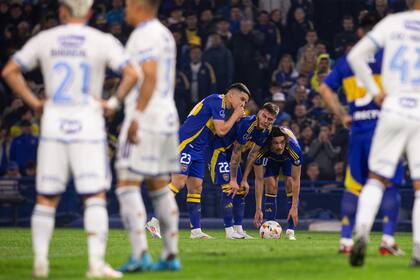 Lautaro Blanco, Kevin Zenón y Edinson Cavani murmuran antes de decidir sobre un tiro libre; Boca venció con merecimientos a Cruzeiro por la Copa Sudamericana, pero necesita progresar.