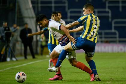 Lautaro Blanco no puede con Alexander Díaz, pero Rosario Central sí pudo con San Lorenzo, y claramente, en el Gigante de Arroyito; allí debería tener lugar el domingo el cruce con Newell's, pero la seguridad, la cuestión sanitaria y las gestiones gubernamentales abren dudas.
