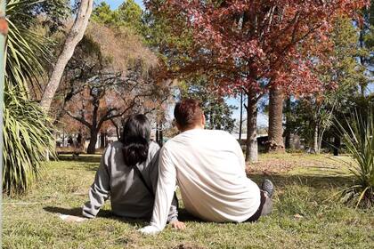 Lautaro (derecha) junto a Adriana, una de las responsables del hogar para chicos donde vive desde hace seis años