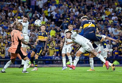 Lautaro Di Lollo ataca la pelota, arrastras a Alexander Díaz y deja sin reacción a Ignacio Arce; ante Riestra, el juvenil marcó por quinta vez con la camiseta de Boca
