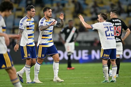 Lautaro Di Lollo custodia a Leandro Paredes, que se recibirá el saludo de Santiago Ascacibar; once días después de sufrir un desgarro, el volante regresó y selló la clasificación de Boca a la final