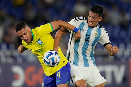 Lautaro Di Lollo lucha por la pelota con el brasileño Vitor Roque; el de Boca tuvo un flojo partido