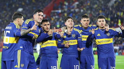 Lautaro Di Lollo, Milton Delgado, Tomás Aranda, Ayrton Costa y Leonel Flores, en el festejo de Boca ante Recoleta. (Photo by Alejandro PAGNI / AFP)