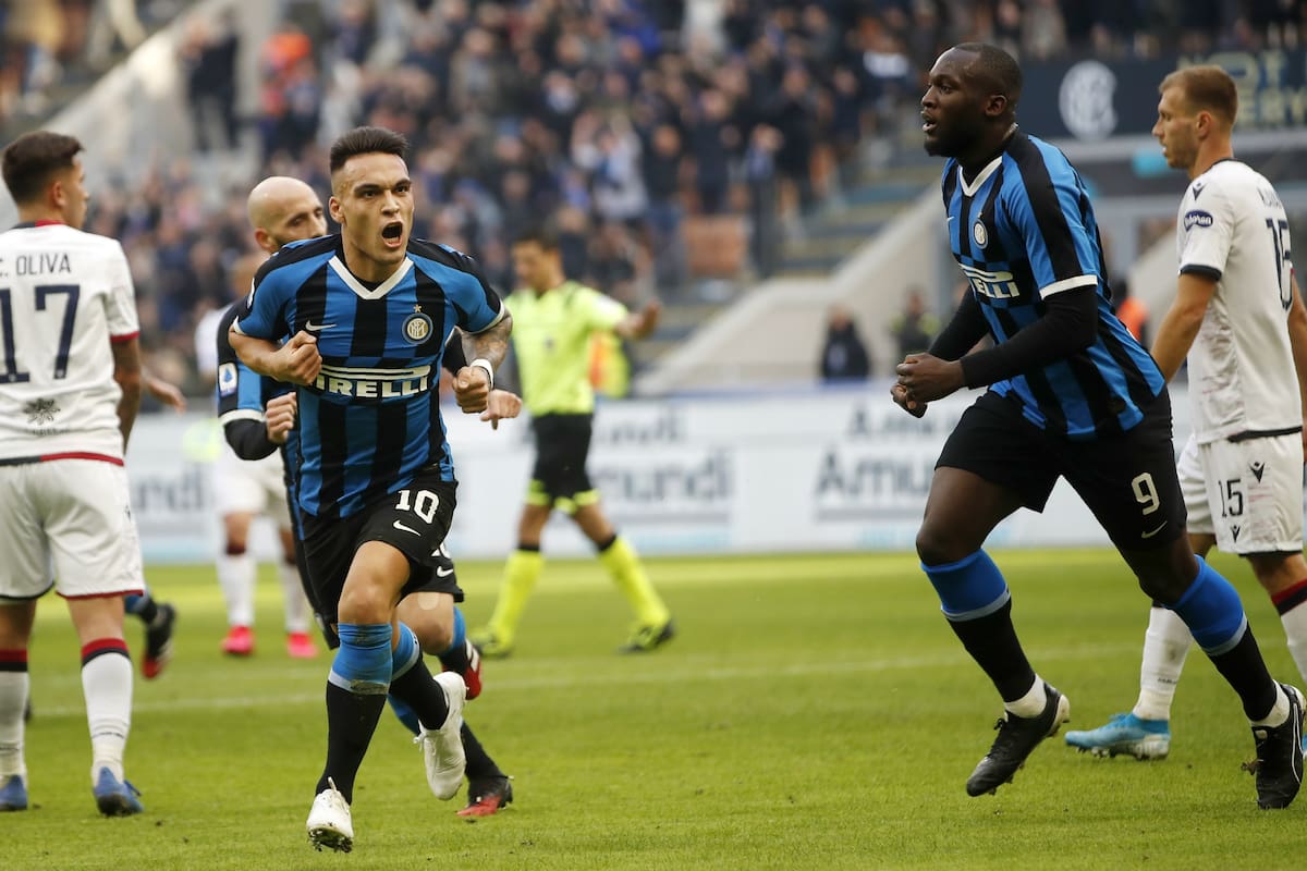 Lautaro festeja su gol; lo acompaña Lukaku