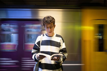 Lautaro Fretes leyendo "Más que rivales", de Rachel Reid