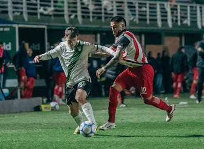 Lautaro Gómez, autor del golazo para Banfield, ante Iván Tapia, quien convirtió el 1-1 de penal para Barracas
