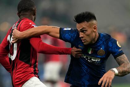 Lautaro intenta escapar del agarrón del zaguero Pierre Kalulu