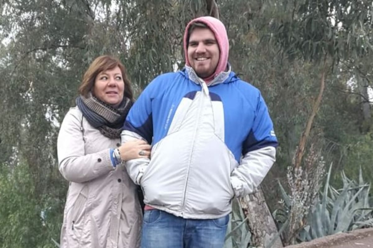 Lautaro Luna, de 29 años, junto a su madre, Silvina Cappulletti