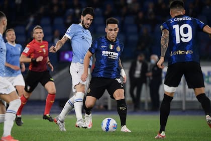 Lautaro maniobra, con Correa cerca; ambos fueron protagonistas ante Lazio por hechos infrecuentes