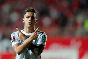 Lautaro Martínez acaba de convertir el segundo gol argentino en Calama; el campeón de América vence a Chile por 2-1