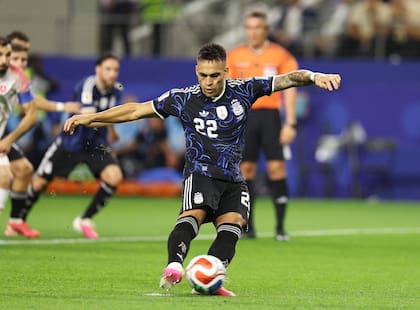 Lautaro Martínez anota contra Jordania su primer gol en tiempo regular en mundiales, mediante un penal; el bahiense anotó las cinco veces en que pateó en diversas competencias en la selección argentina.