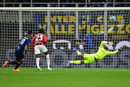 Lautaro Martínez anota la apertura del marcador durante el partido que disputan Inter y Milan