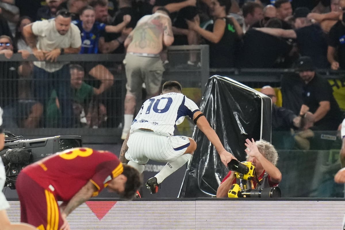 Lautaro Martínez anotó un doblete para Inter de Milán en su visita a Roma y saltó los carteles para ir a celebrarlo con los hinchas