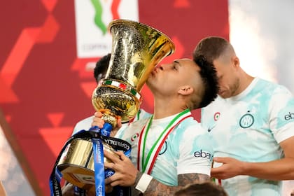 Lautaro Martínez besa la Copa Italia, conseguida con sus dos goles ante Fiorentina en el Olímpico de Roma.