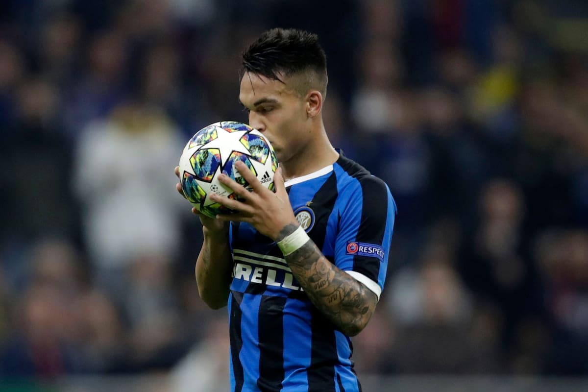 Lautaro Martínez besa la pelota antes de ejecutar el penal que le atajó el arquero de Borussia Dortmund. Antes había anotado un gol.