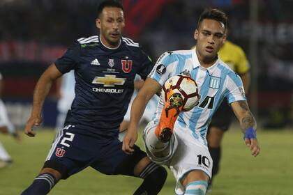 Lautaro Martínez busca dominar el balón ante el asedio de Vilches