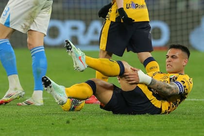 Lautaro Martínez cae dolorido durante el 1-1 entre Napoli e Inter por la liga de Italia; el capitán estuvo lejos del gol.