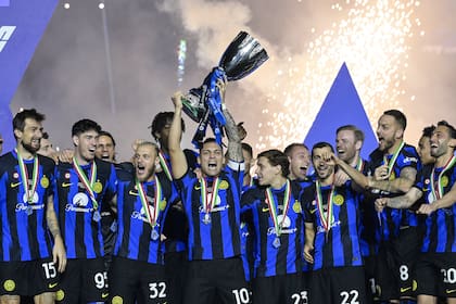 Lautaro Martínez, capitán y goleador de Inter, levanta la Supercopa de Italia en el podio junto a sus compañeros