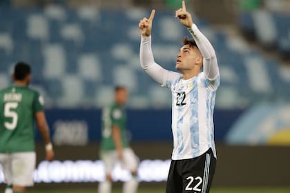 Lautaro Martínez celebra el cuarto gol de la Argentina contra Bolivia; el delantero tiene la confianza de Lionel Scaloni