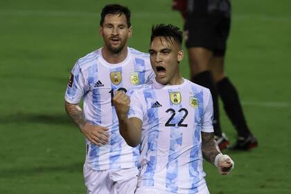 Lautaro Martinez celebra el primer gol de la selección argentina en Caracas, Lionel Messi sonríe detrás: el 3-1 ante Venezuela estableció diferencias lógicas