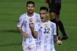 Lautaro Martinez celebra el primer gol de la selección argentina en Caracas, Lionel Messi sonríe detrás: el 3-1 ante Venezuela estableció diferencias lógicas