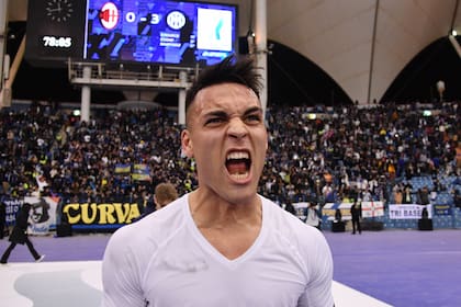 Lautaro Martínez celebra su golazo en la final de la Supercopa