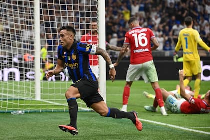 Lautaro Martínez comienza el festejo tras conectar un pase de Akanji y marcar el gol del triunfo de Inter