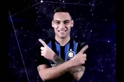 Lautaro Martinez con la camiseta del Inter en el video presentación del club