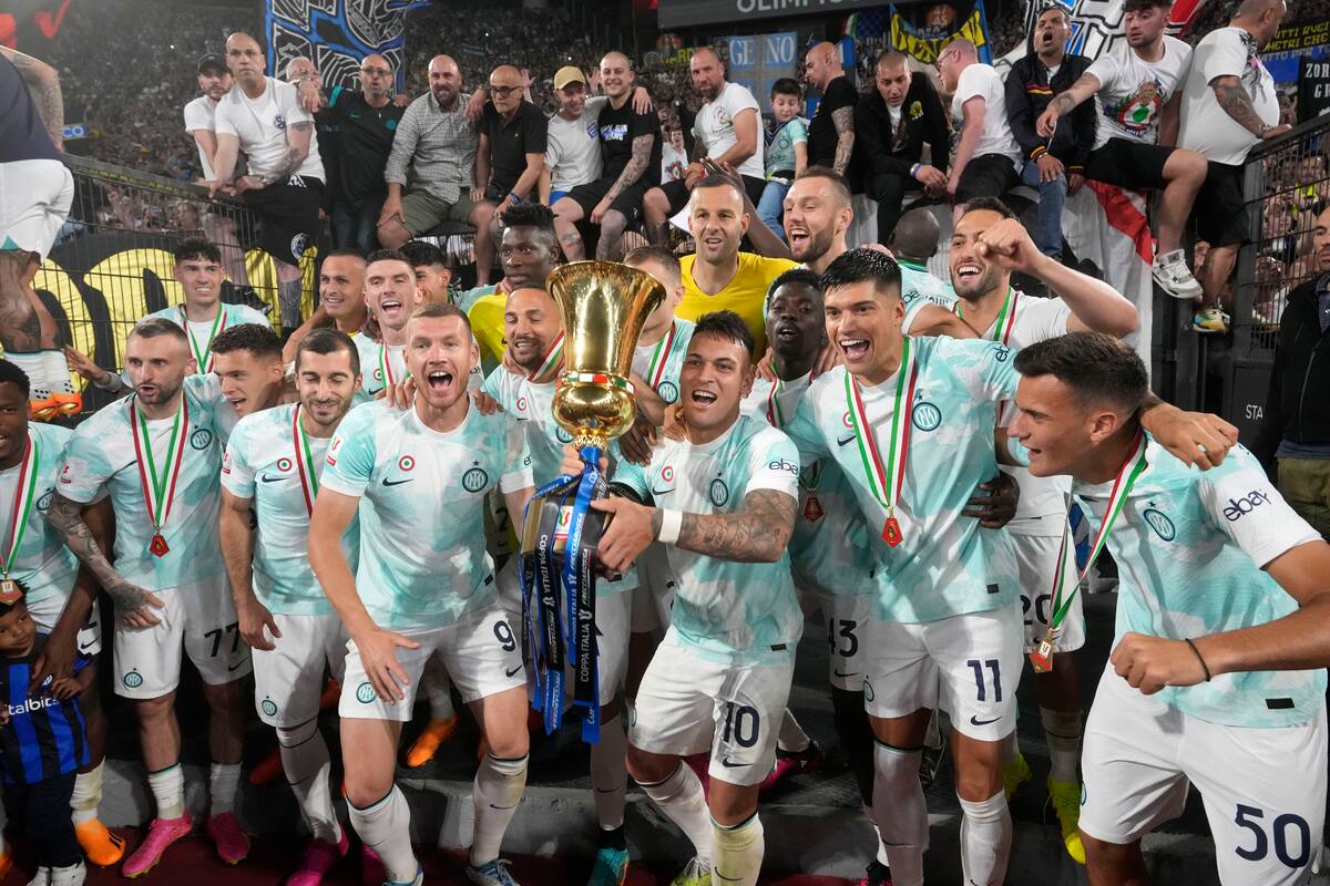 Lautaro Martínez con la Copa Italia; todo el Inter festeja, antes de la definición de la Champions League