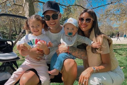 Lautaro Martínez con su hija Nina, su hijo Theo y su esposa, Agustina Gandolfo