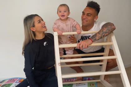 Lautaro Martínez, con su pareja, Agustina, y su hija, Nina