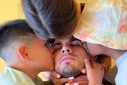 Lautaro Martínez con su pareja, Camila Galante, y sus hijos