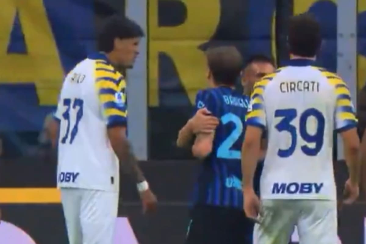Lautaro Martínez contiene a Nicolò Barella, que discute con Mariano Troilo, en el partido entre Inter y Parma en la Serie A