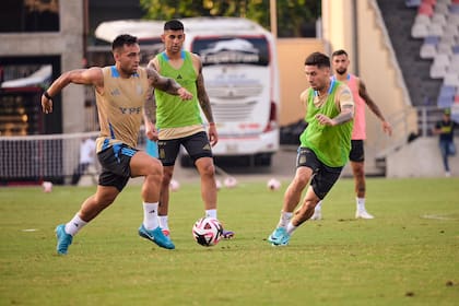 Lautaro Martínez, Cuti Romero y Gonzalo Montiel, en el entrenamiento en Barranquilla, en la previa del partido de la selección ante Colombia, por las Eliminatorias para el Mundial 2026