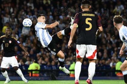 Lautaro Martínez, de tijera, marcó el único gol del partido
