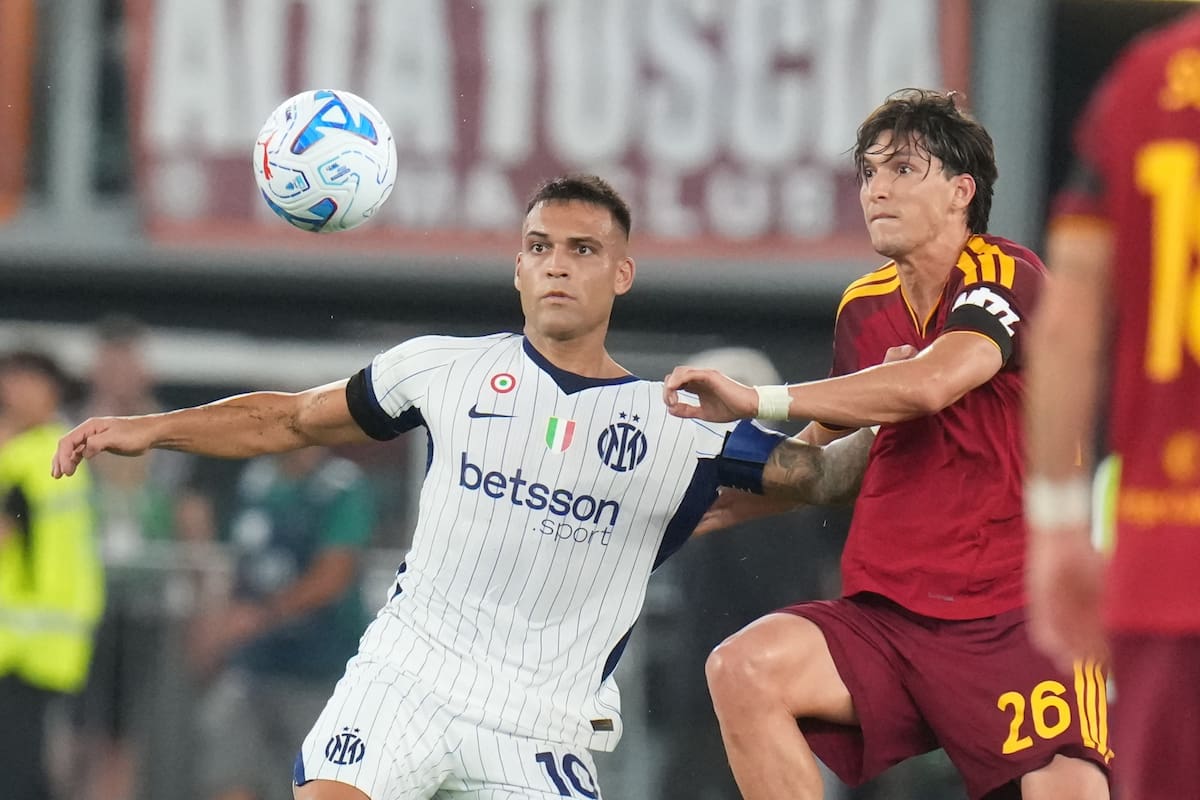 Lautaro Martínez del Inter de Milán pelea por el balón con Leonardo Balerdi de la Roma en la Serie A