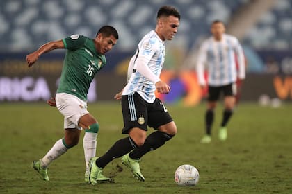 Lautaro Martínez, en acción contra Erwin Saavedra, de Bolivia; podrían volver a enfrentarse en septiembre, en Buenos Aires
