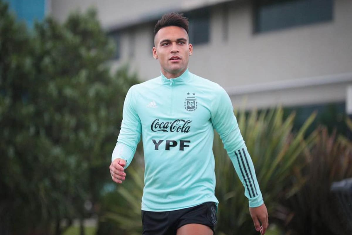 Lautaro Martínez, en Ezeiza, con el escudo de la AFA del lado del corazón.