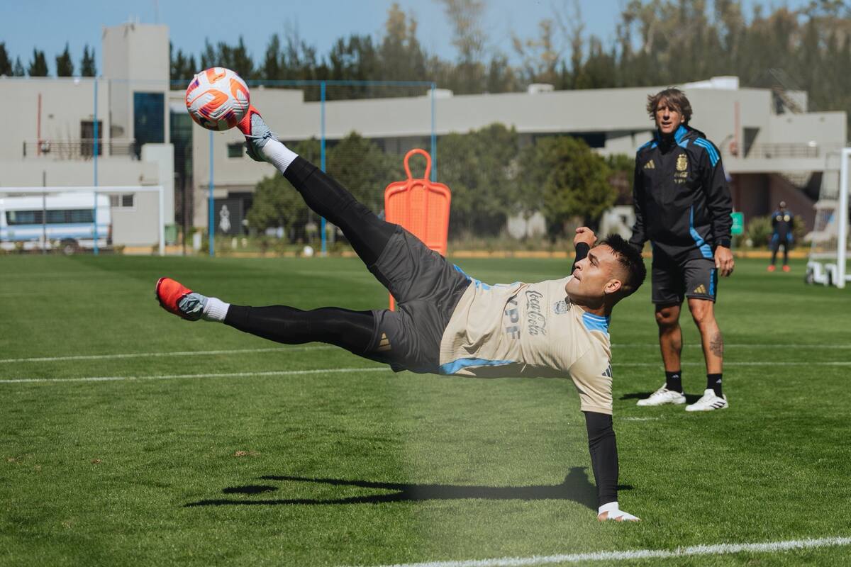 Lautaro Martínez ensaya una tijera durante el entrenamiento de la selección en el predio de Ezeiza