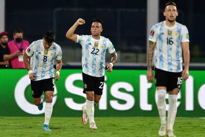 Lautaro Martínez festeja el gol argentino ante Colombia junto a Marcos Acuña y Lucas Ocampos