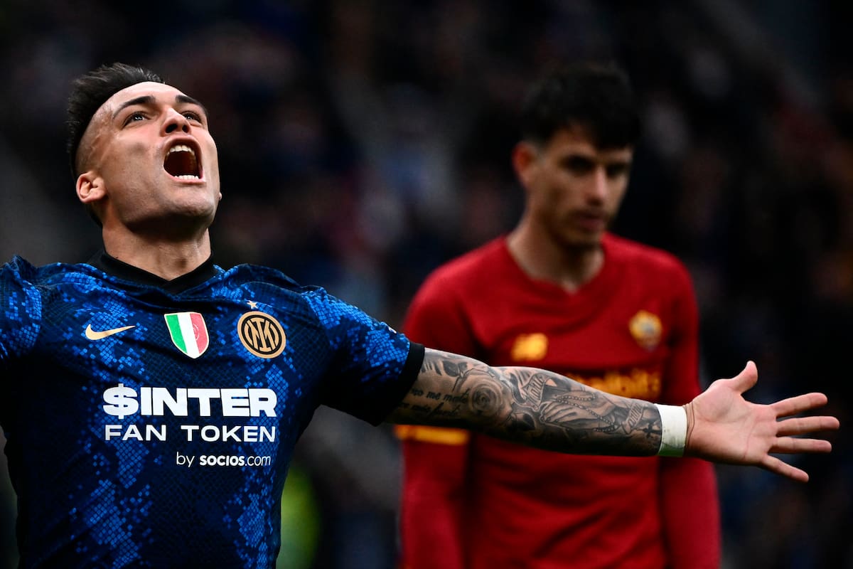 Lautaro Martínez festeja su gol frente a la Roma; fue el broche de oro de una semana perfecta, con cuatro conquistas en tres partidos