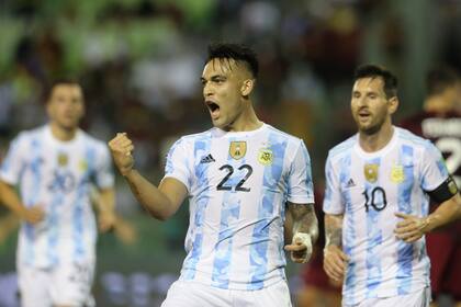 Lautaro Martínez festeja tras anotar el primer gol de la Argentina en el partido contra Venezuela, por las eliminatorias para el Mundial de Qatar; con 15 tanto, el Toro es el goleador del ciclo de Lionel Scaloni