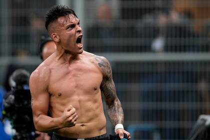 Lautaro Martínez festeja uno de sus goles durante el partido entre Inter y Empoli