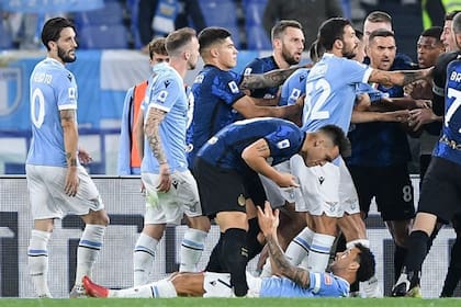Lautaro Martínez increpa a Felipe Anderson después del segundo gol de Lazio