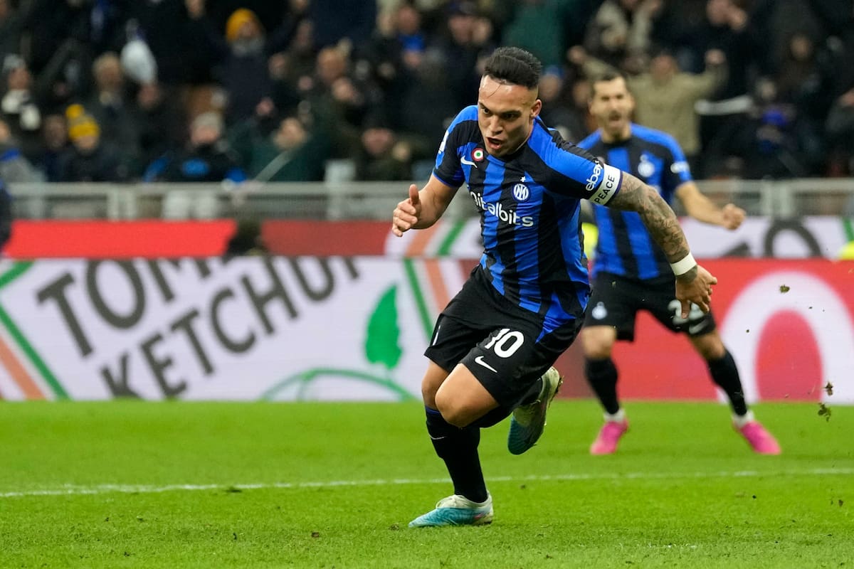Lautaro Martínez inicia el festejo del gol, el séptimo que convierte para Inter en el clásico con Milan