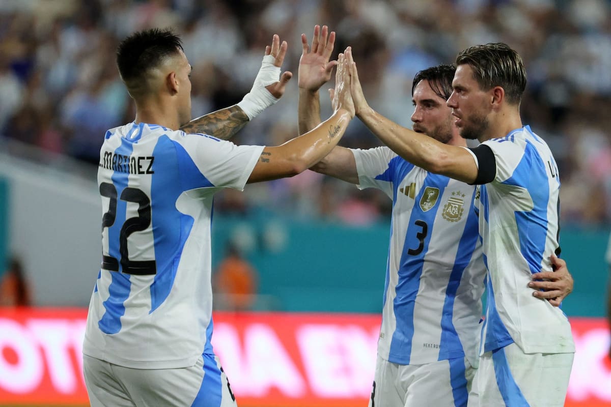 Lautaro Martínez, Nicolás Tagliafico y Giovani Lo Celso celebran serenos el gol del ex mediocampista de Rosario Central contra Venezuela en Miami; Argentina mereció ganar por más.