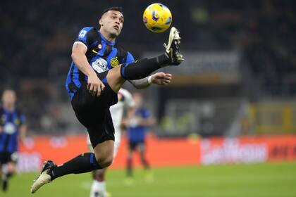 Lautaro Martínez salta para controlar la pelota en la novena victoria consecutiva de Inter por la Serie A