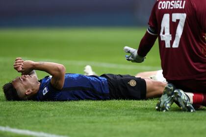 Lautaro Martínez se lamenta en el piso por el gol que se acaba de perder